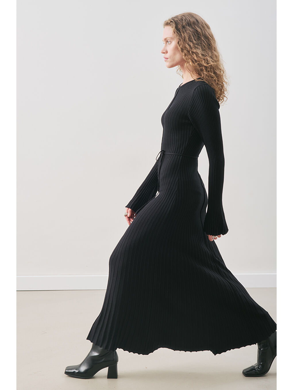 Kloş Etekli Lastik Örgü Elbise Siyah-1