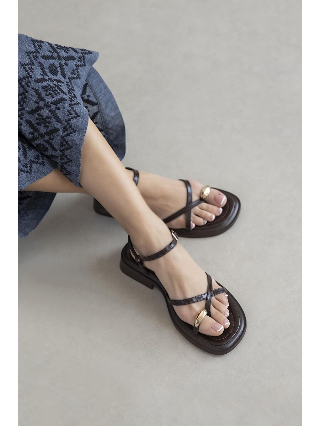 Kahverengi Vichenza Kadın Parmak Arası Kırışık Deri Sandalet Kahve-1