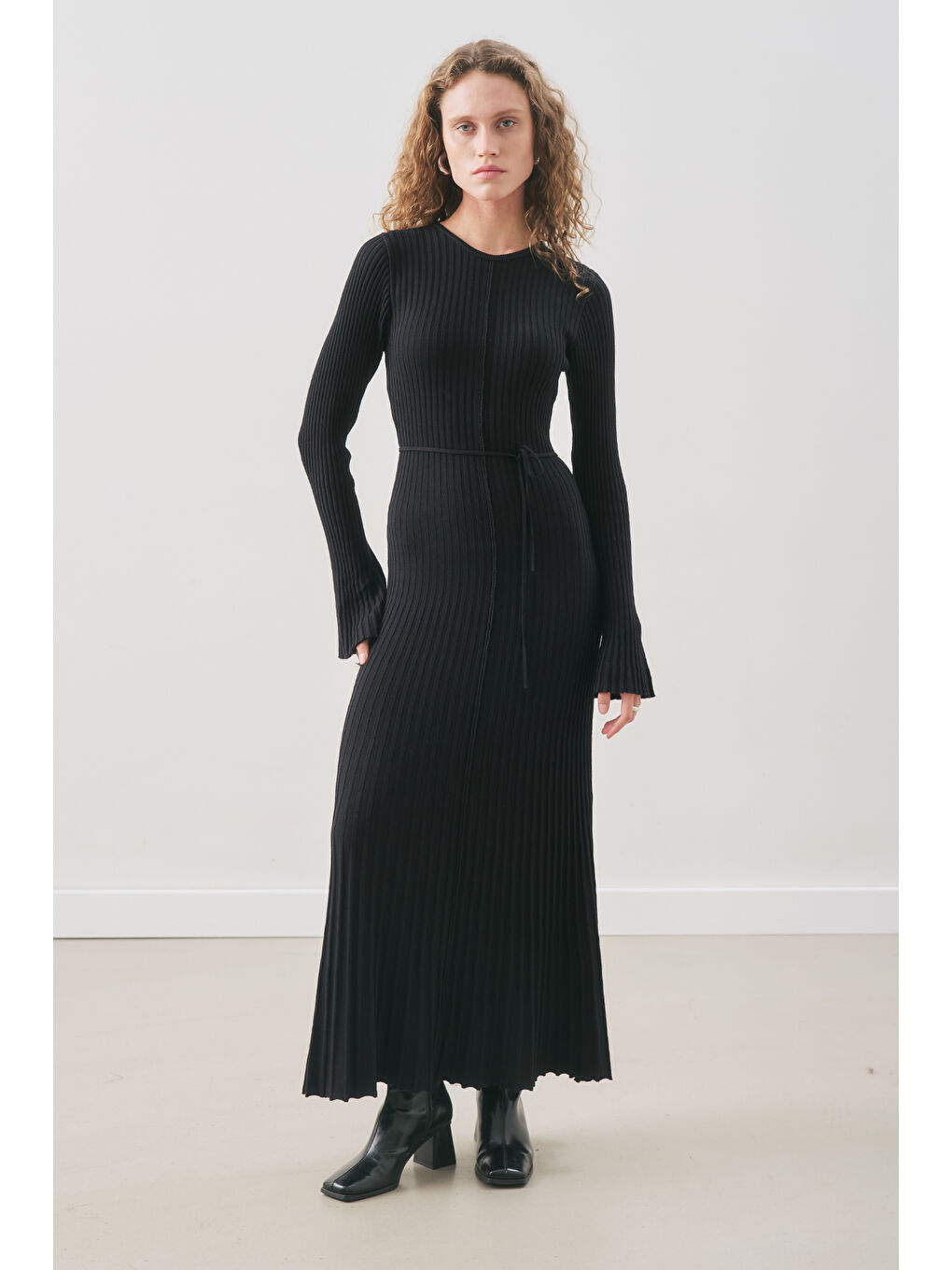 Kloş Etekli Lastik Örgü Elbise Siyah-3