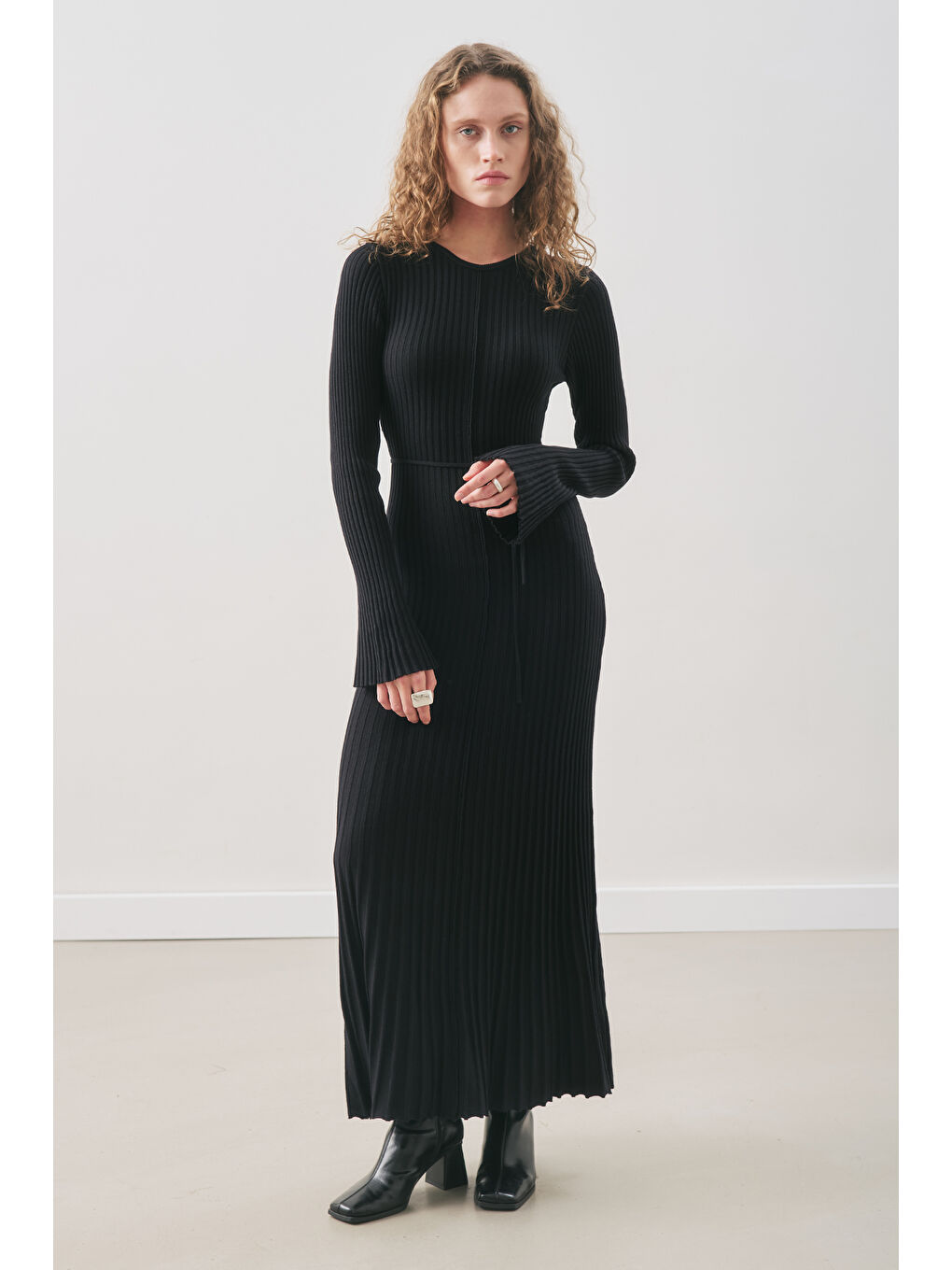 Kloş Etekli Lastik Örgü Elbise Siyah-4