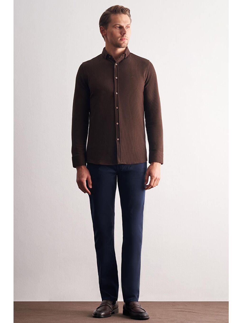 Kahverengi Smart Düğmeli Yaka Uzun Kol Cepsiz Slim Fit Casual Gömlek 1004255169-1