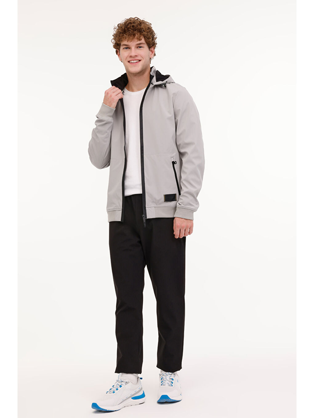 Gri Standart Kalıp Kapüşonlu Fermuarlı Yan Cep Detaylı Softshell Erkek Mont-2