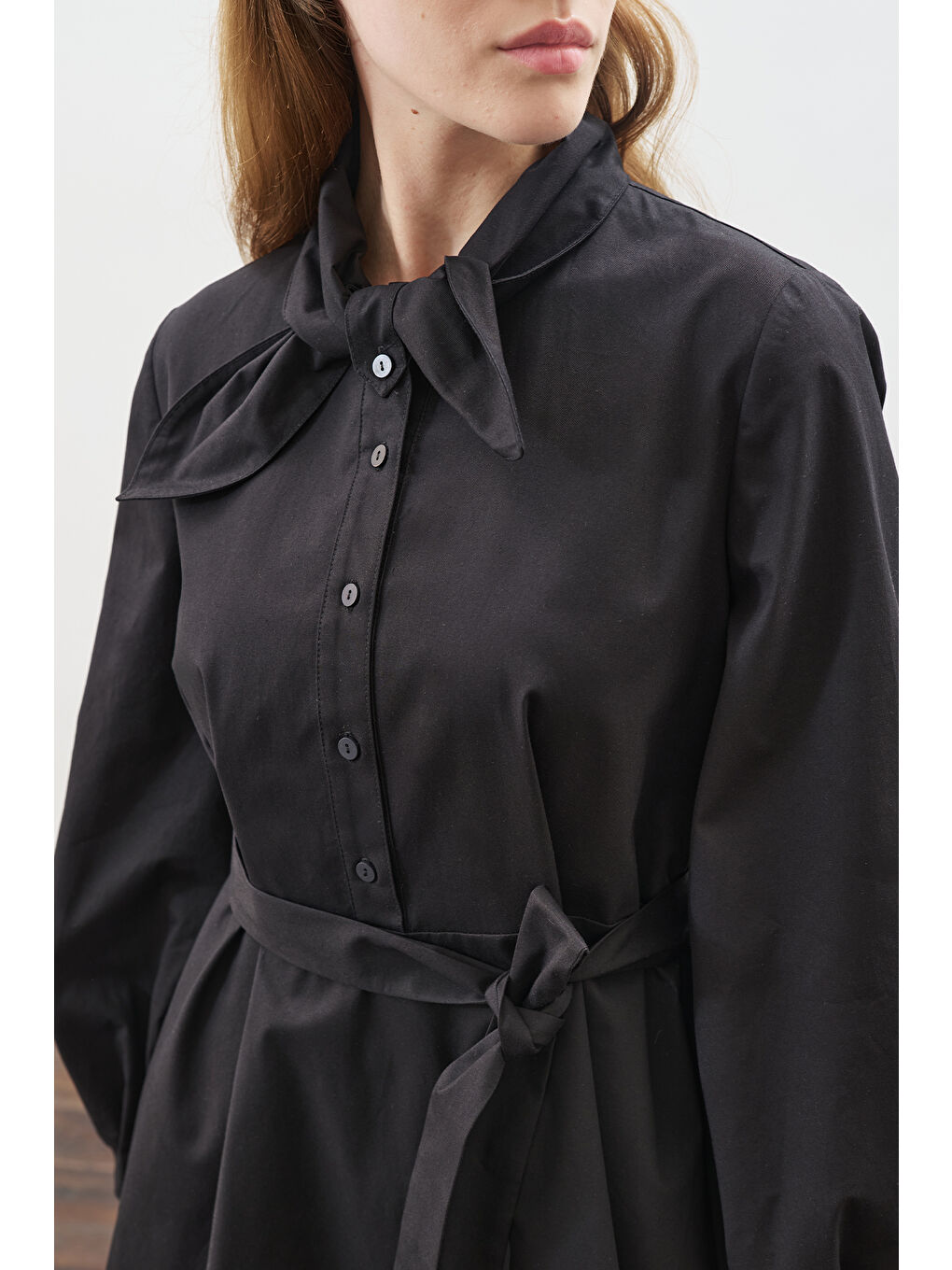 Yakası Bağlama Detaylı Elbise Siyah-1