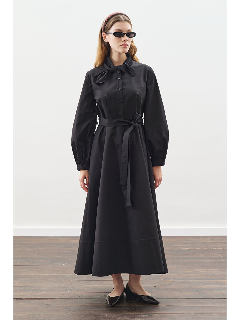 Yakası Bağlama Detaylı Elbise Siyah-2