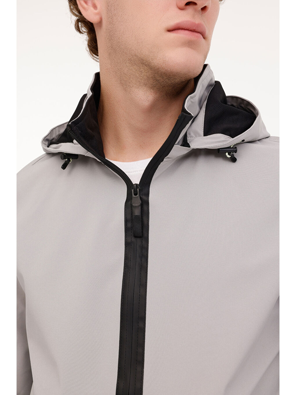 Gri Standart Kalıp Kapüşonlu Fermuarlı Yan Cep Detaylı Softshell Erkek Mont-3