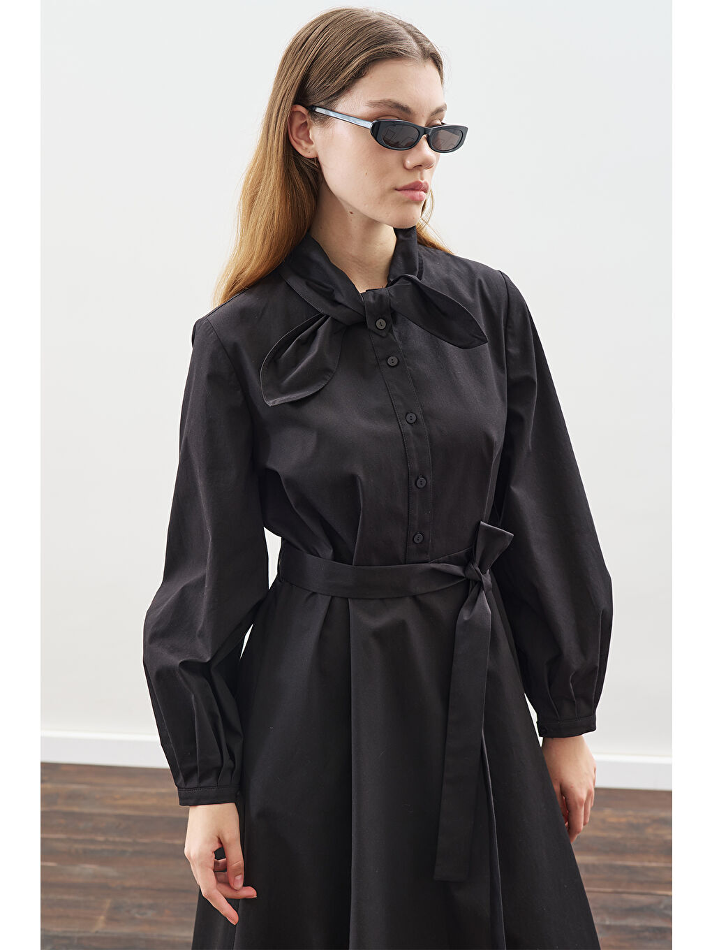 Yakası Bağlama Detaylı Elbise Siyah-4