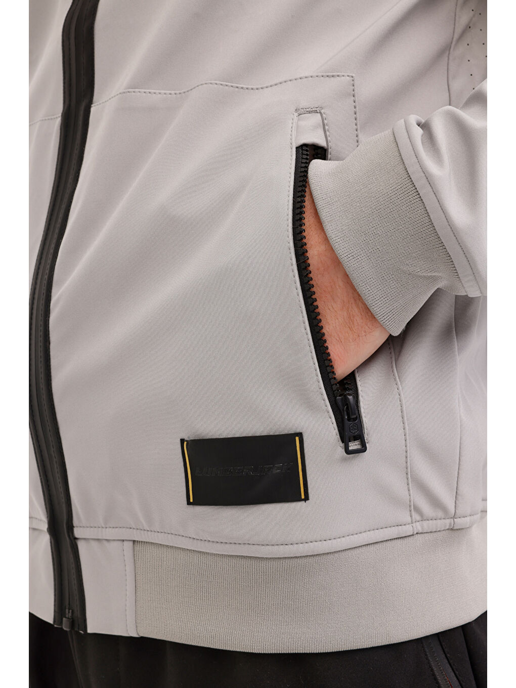 Gri Standart Kalıp Kapüşonlu Fermuarlı Yan Cep Detaylı Softshell Erkek Mont-4