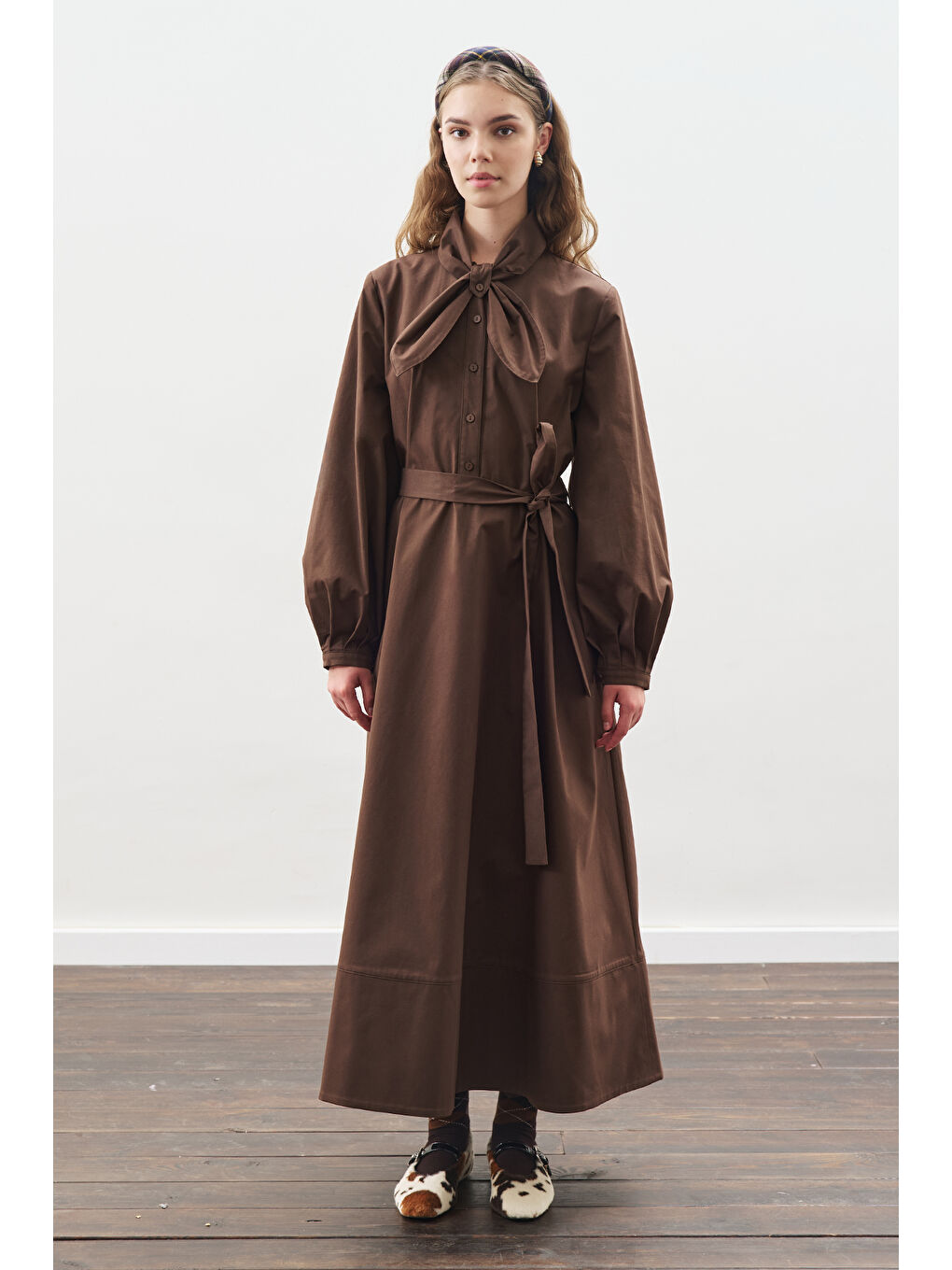 Yakası Bağlama Detaylı Elbise Kahverengi-1