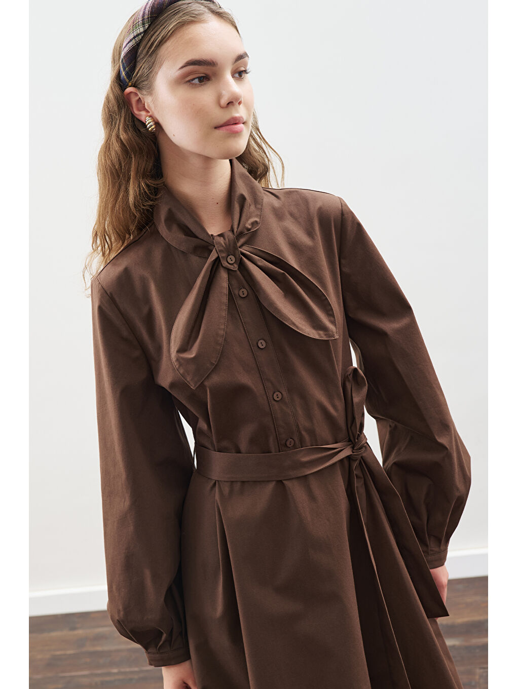 Yakası Bağlama Detaylı Elbise Kahverengi-2