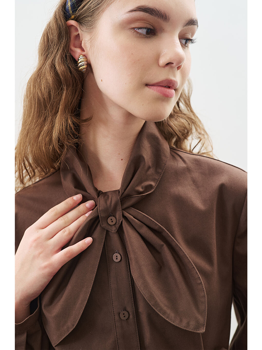 Yakası Bağlama Detaylı Elbise Kahverengi-3