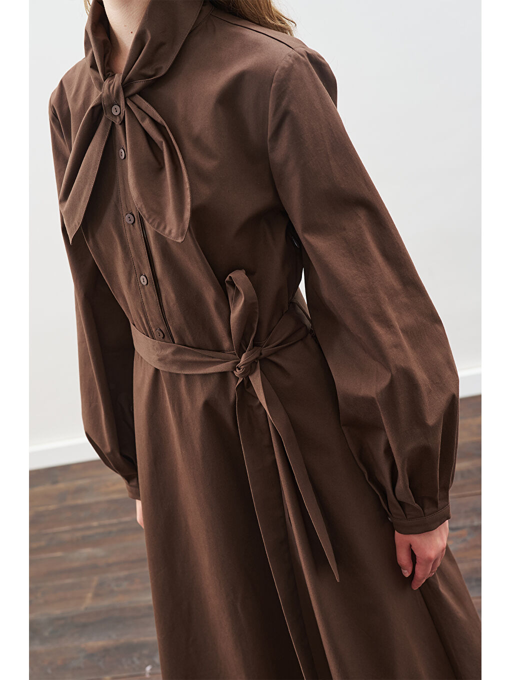 Yakası Bağlama Detaylı Elbise Kahverengi-4