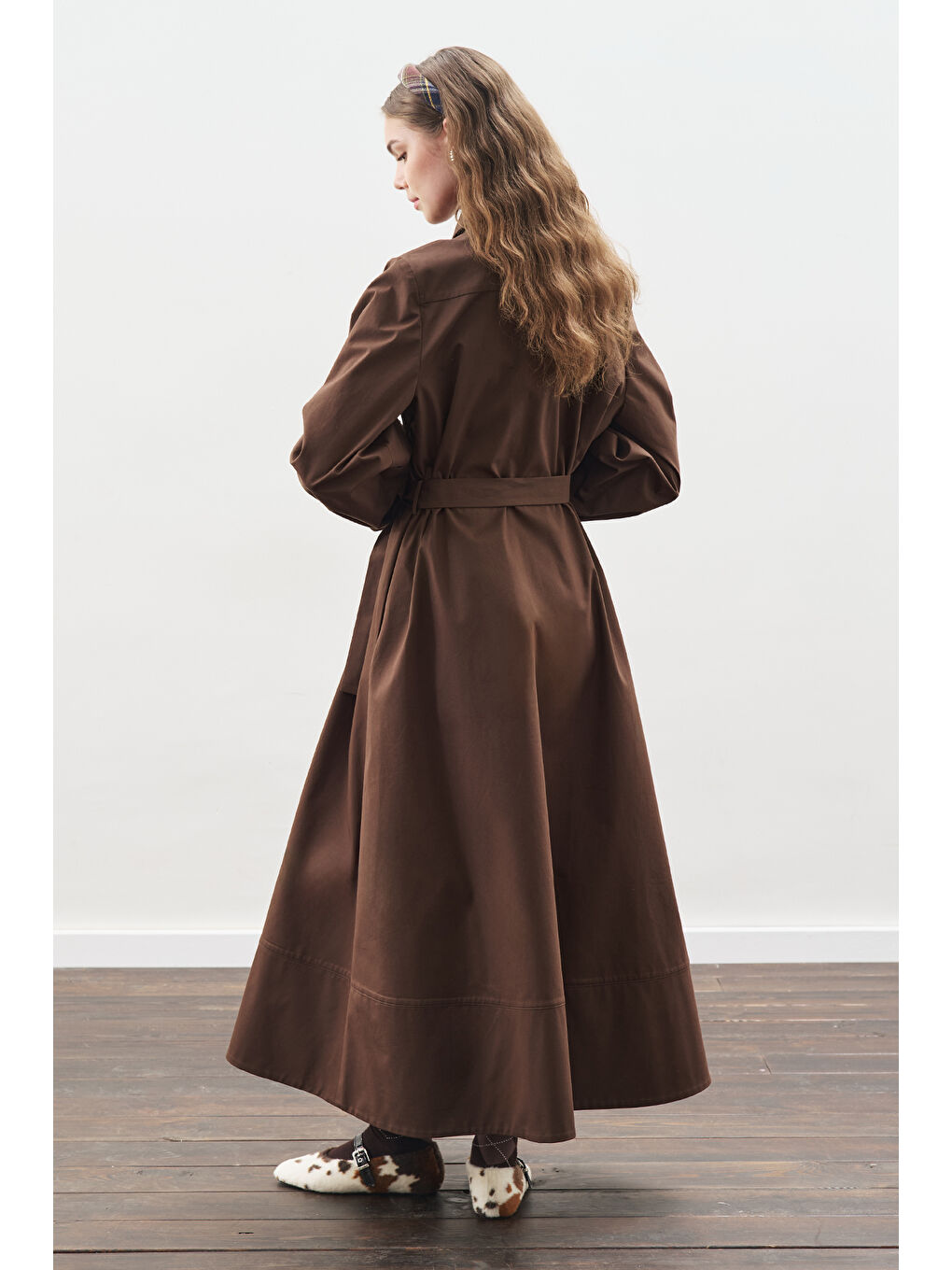 Yakası Bağlama Detaylı Elbise Kahverengi-5