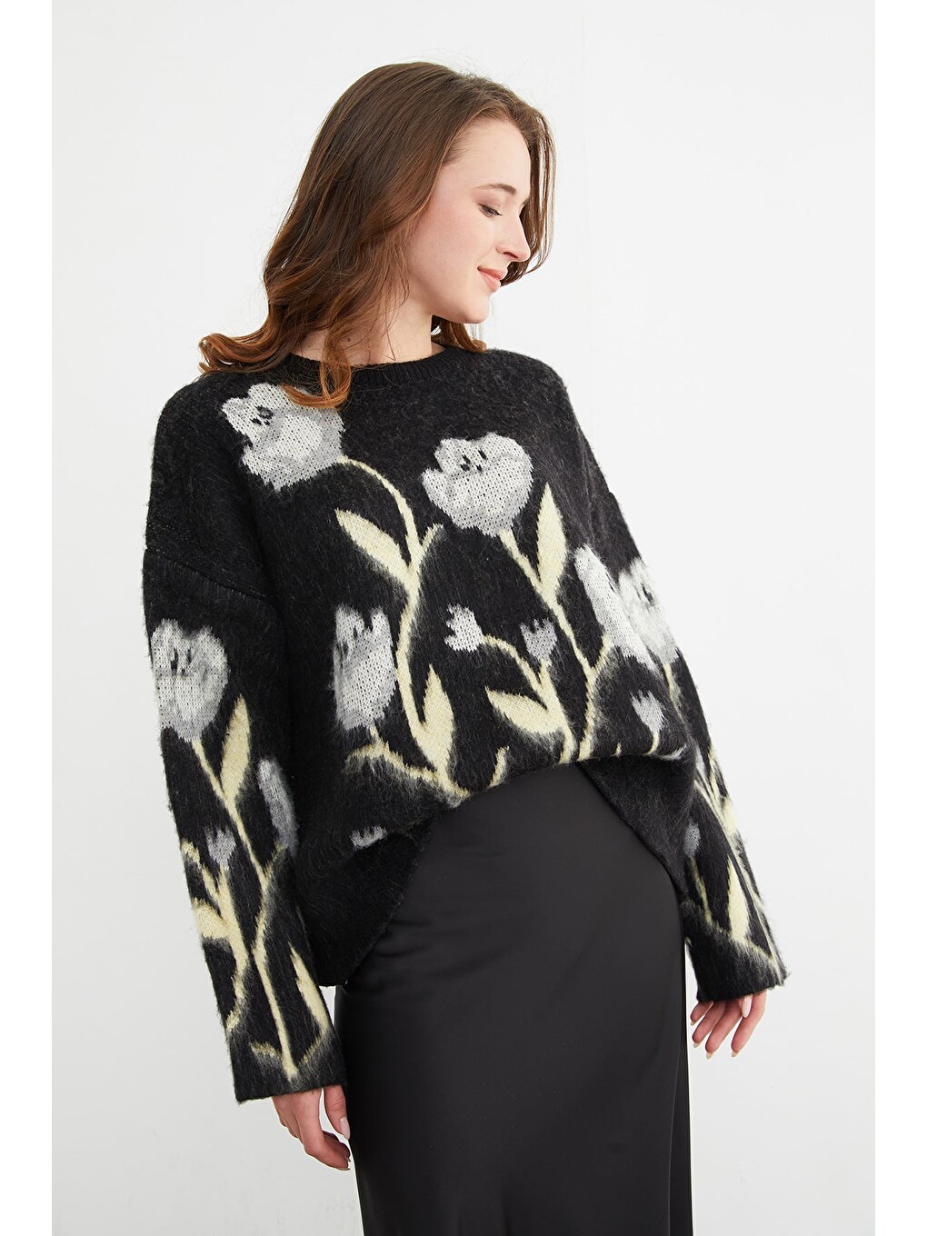 Siyah Çiçek Desenli Oversize Triko Kazak-1