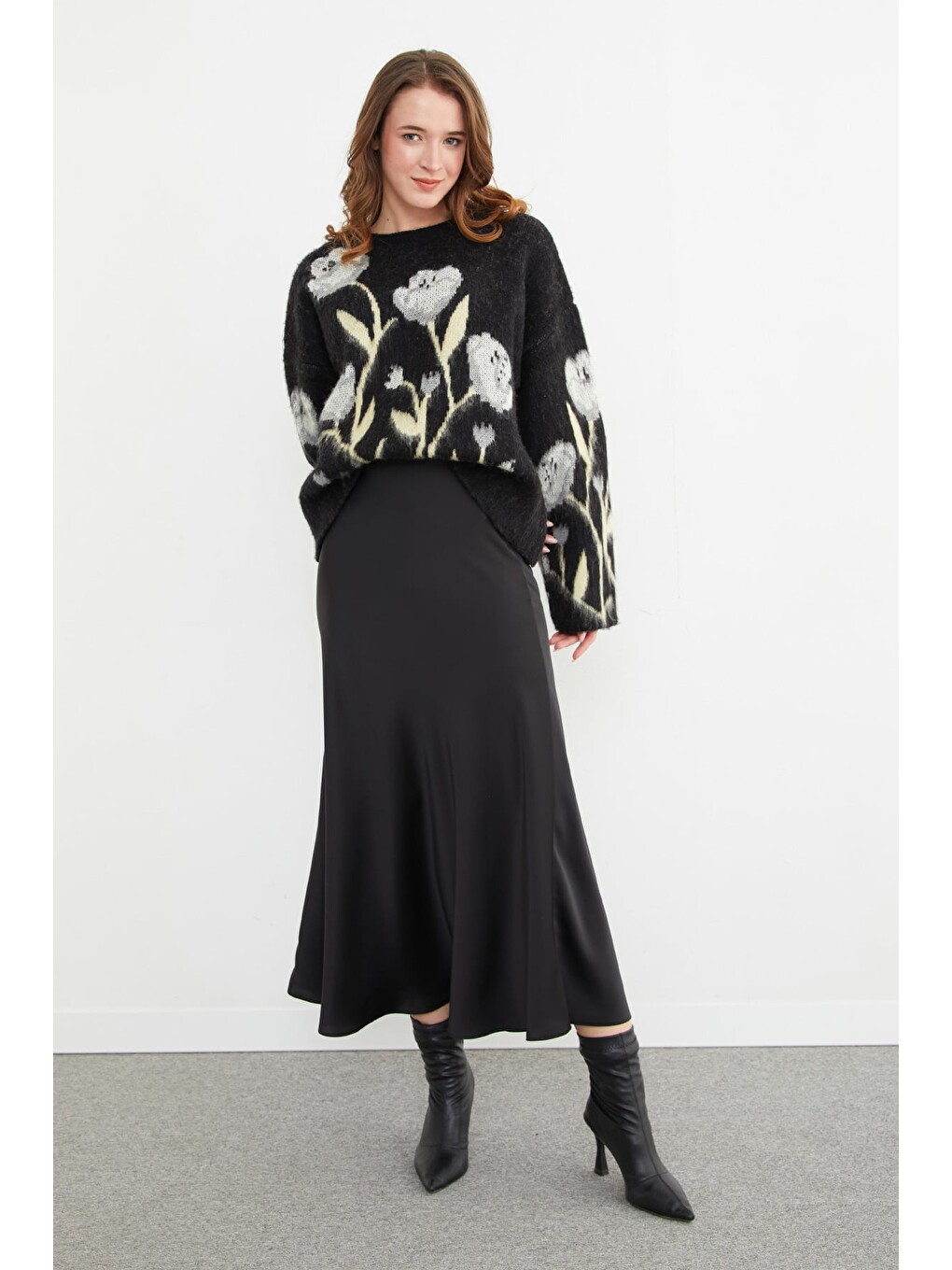 Siyah Çiçek Desenli Oversize Triko Kazak-3