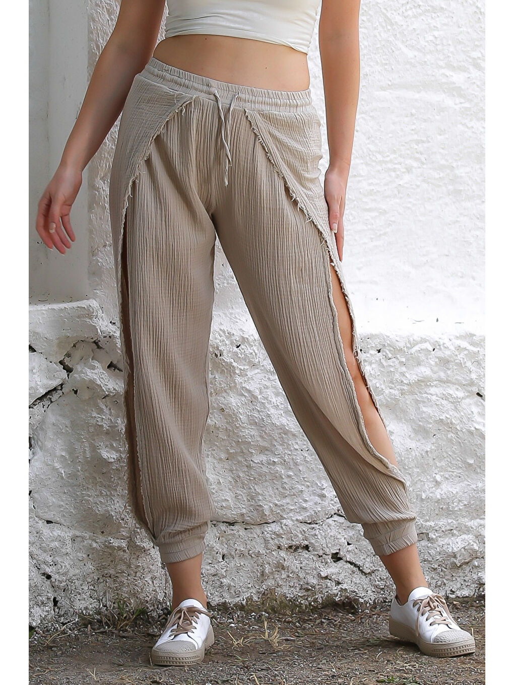 Kahverengi Organik Pamuk Camel Dokuma Lastikli Ve Bağlamalı Bel Yanları Açık Paça Casual Pantolon-1