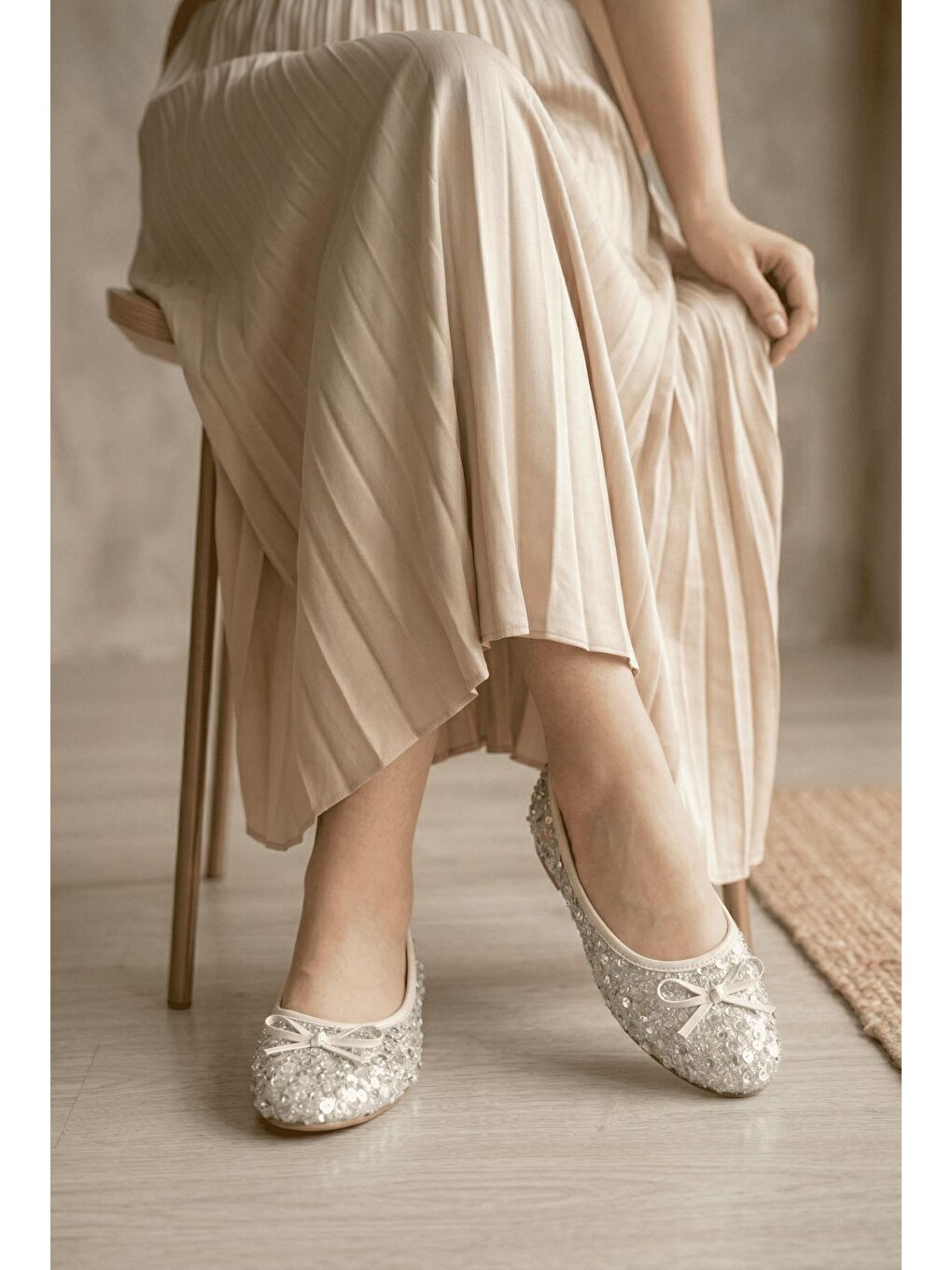 Gri Eya Işıltılı Payet İşlemeli Kadın Babet - Rahat Tabanlı Fiyonk Detaylı Kadın Ayakkabı-1