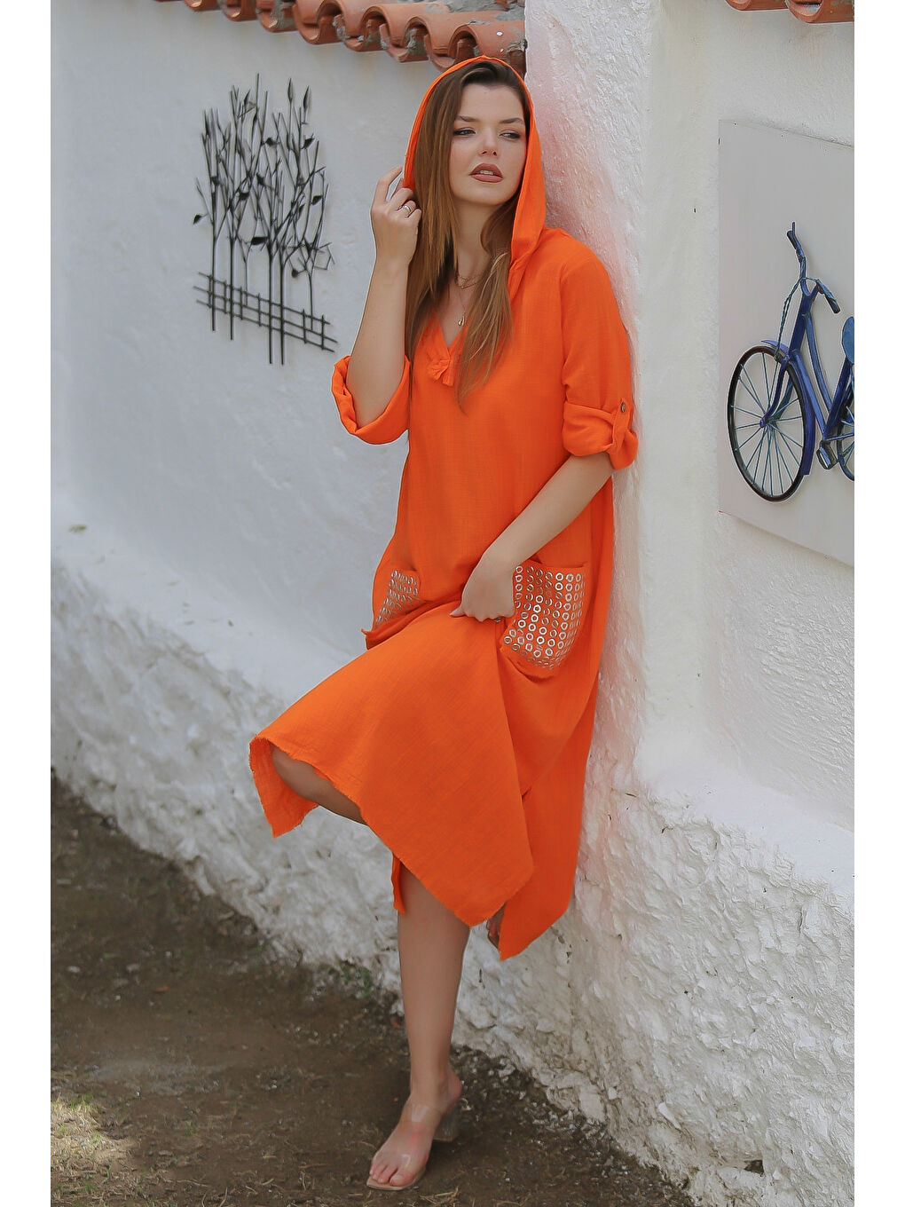 Turuncu Kapüşonlu Düğmeli Uzun Kollu Cepli Yırtmaçlı Troklu Dokuma Casual Elbise-1