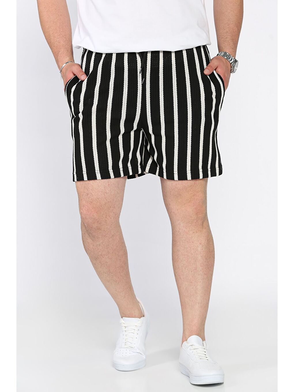 Siyah Bel Bağcıklı Çizgi Desenli Erkek Şort