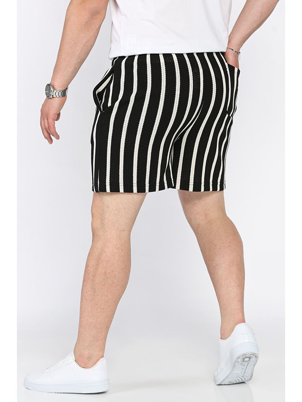 Siyah Bel Bağcıklı Çizgi Desenli Erkek Şort-2