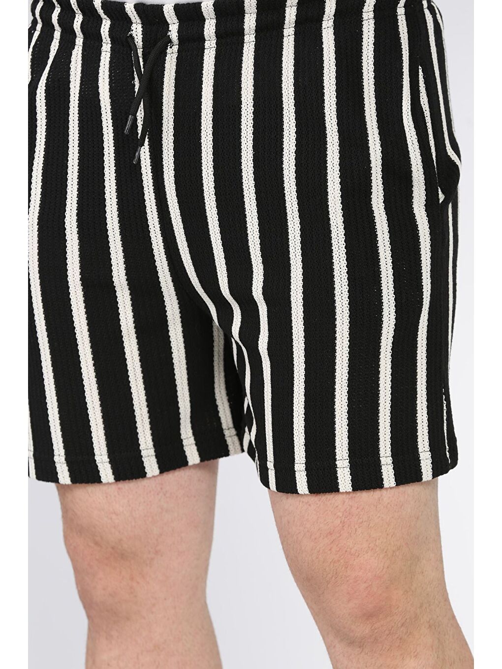 Siyah Bel Bağcıklı Çizgi Desenli Erkek Şort-3