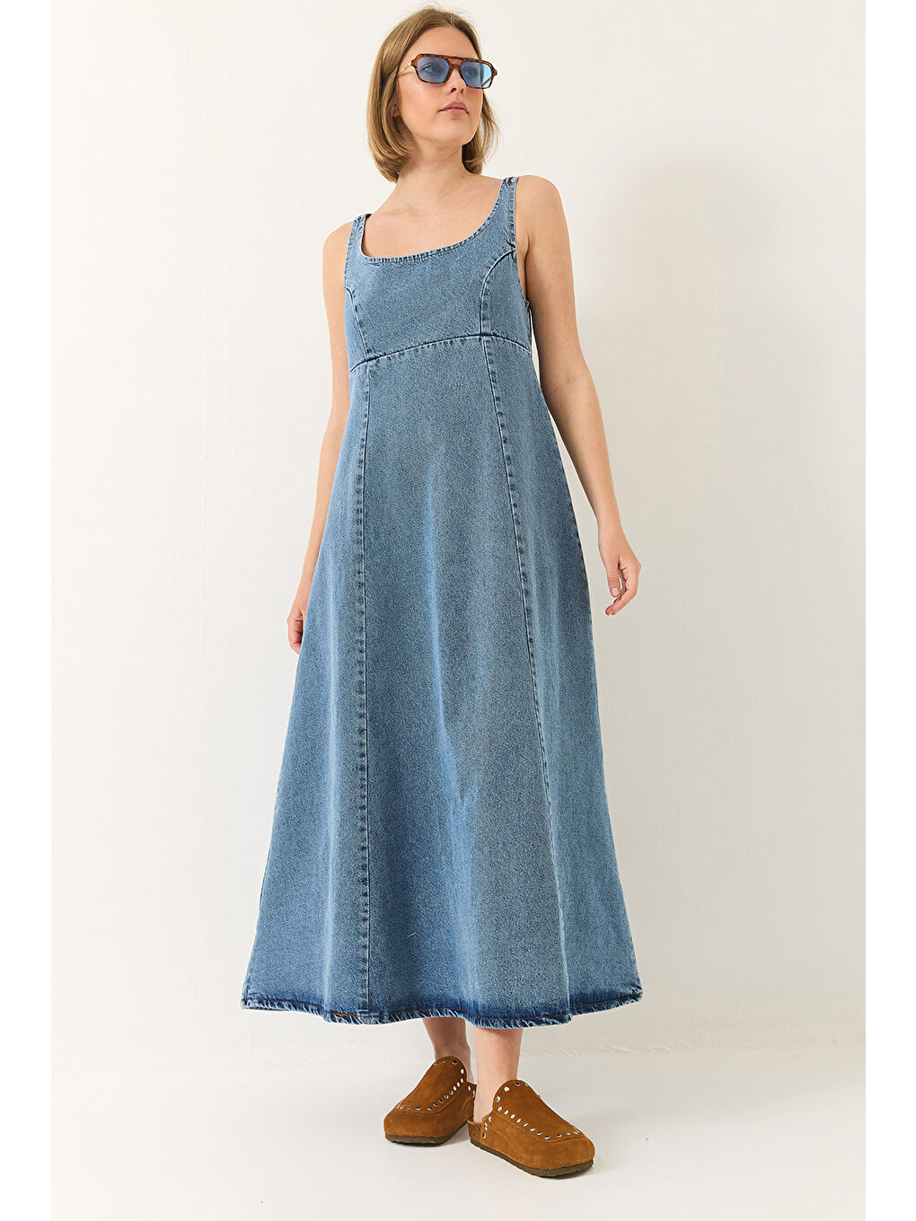 Mavi Kadın Geniş Yaka Askılı Kloş Denim Elbise