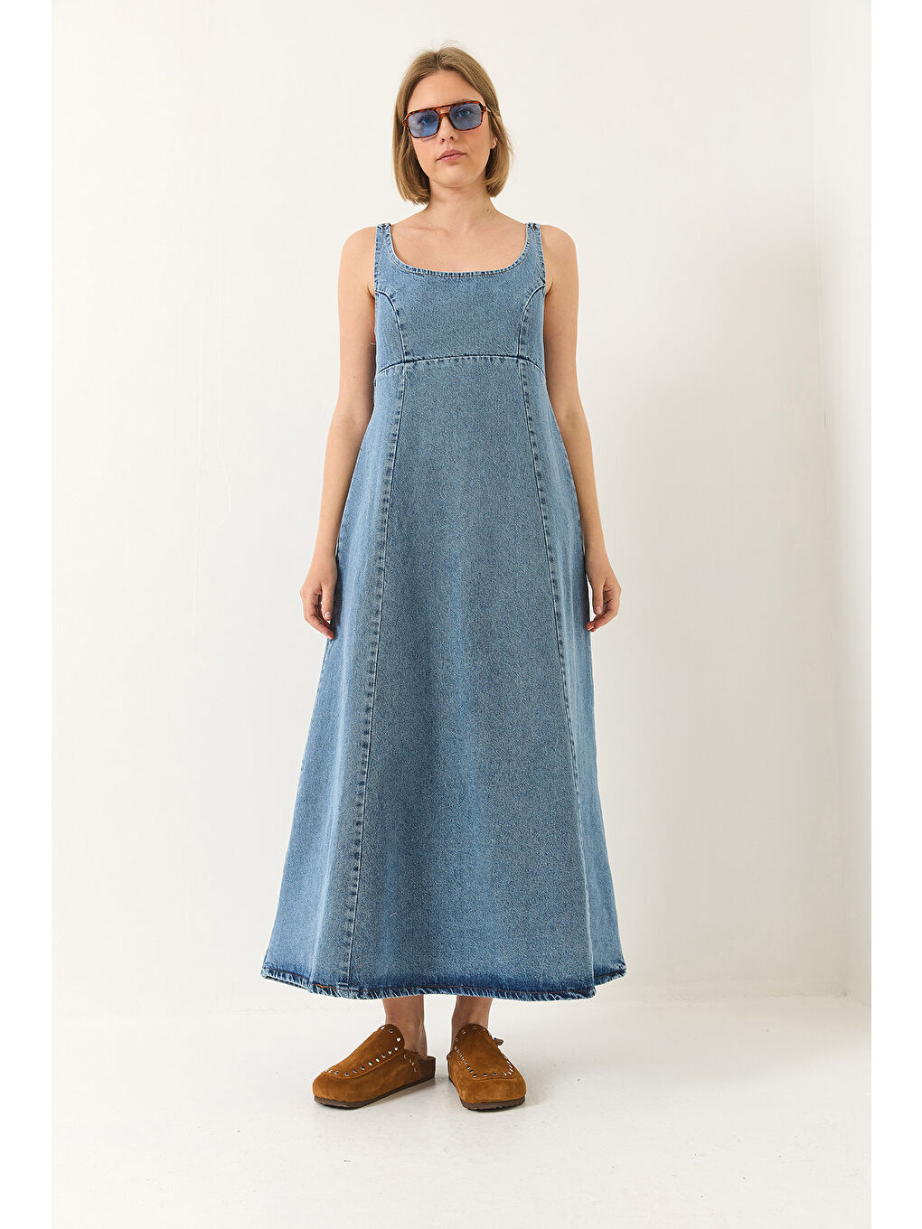 Mavi Kadın Geniş Yaka Askılı Kloş Denim Elbise-1