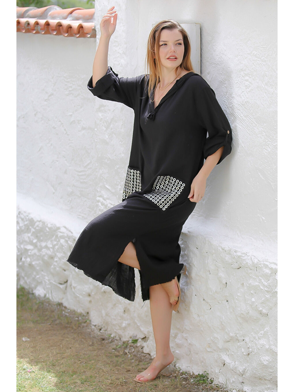 Siyah Kapüşonlu Düğmeli Uzun Kollu Cepli Yırtmaçlı Troklu Dokuma Casual Elbise-1