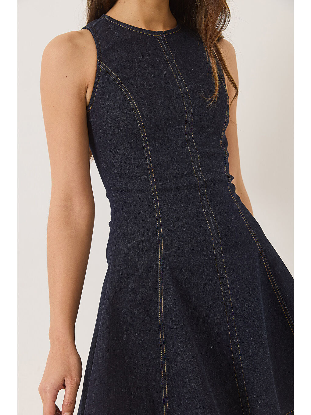 Lacivert Kadın Bisiklet Yaka Fermuarlı Dikiş Detaylı Volanlı Elastanlı Yazlık Mini Denim Elbise-6