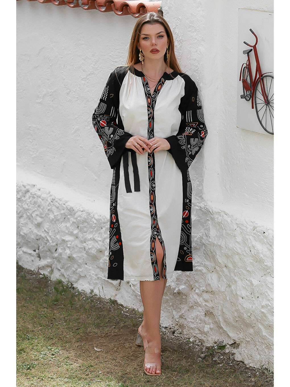 Beyaz-Siyah Hakim Yaka Uzun Kol Düğmeli Kemerli Nakışlı Dokuma Casual Elbise-1