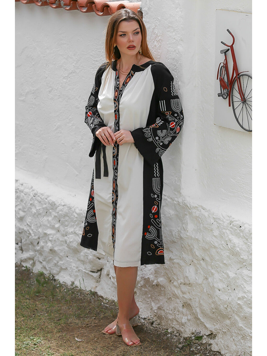 Beyaz-Siyah Hakim Yaka Uzun Kol Düğmeli Kemerli Nakışlı Dokuma Casual Elbise-2