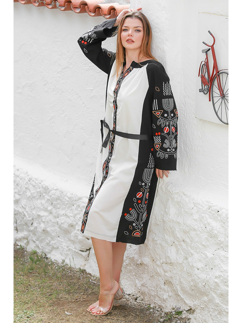 Beyaz-Siyah Hakim Yaka Uzun Kol Düğmeli Kemerli Nakışlı Dokuma Casual Elbise-3