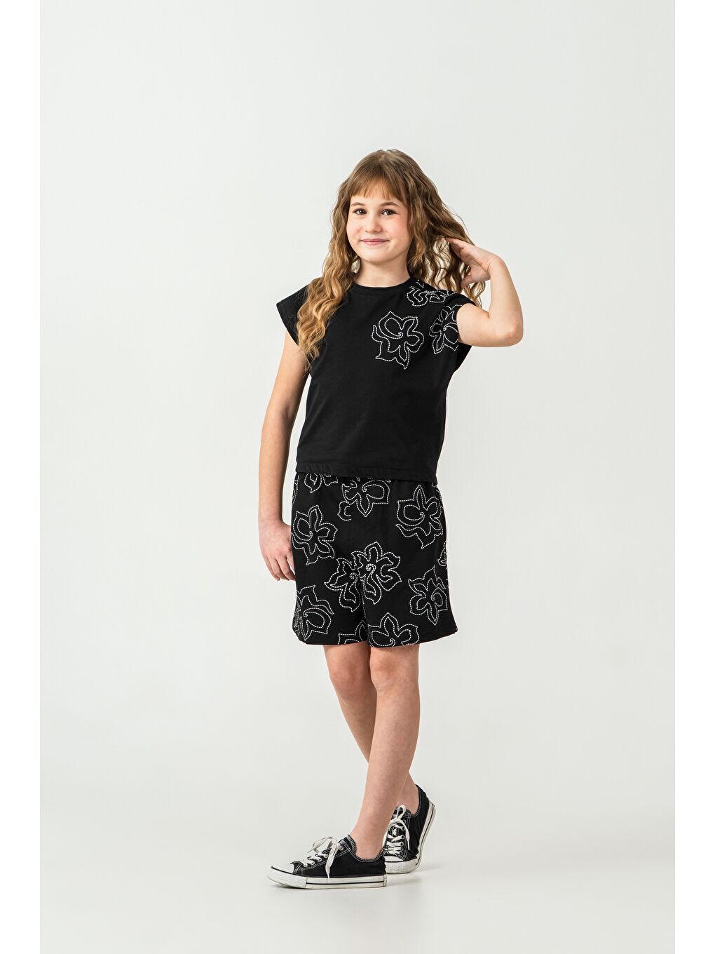 Siyah Üst Sol Omuz Baskılı Alt Tüm Alan Baskılı Kız Çocuk Şort - Tişört Takımı-3