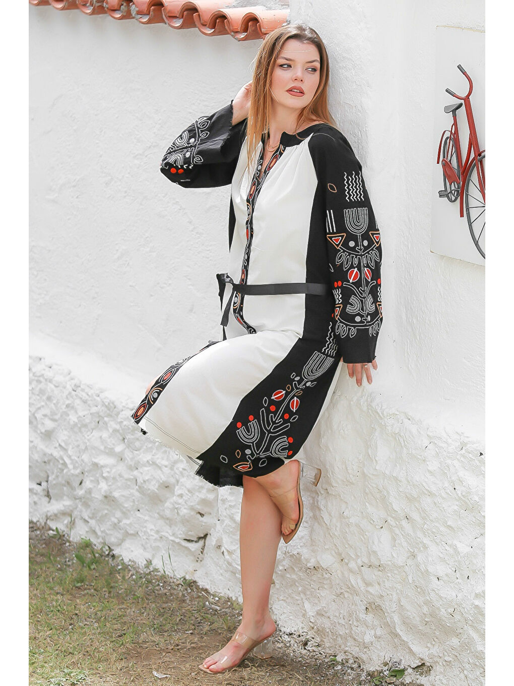 Beyaz-Siyah Hakim Yaka Uzun Kol Düğmeli Kemerli Nakışlı Dokuma Casual Elbise-4