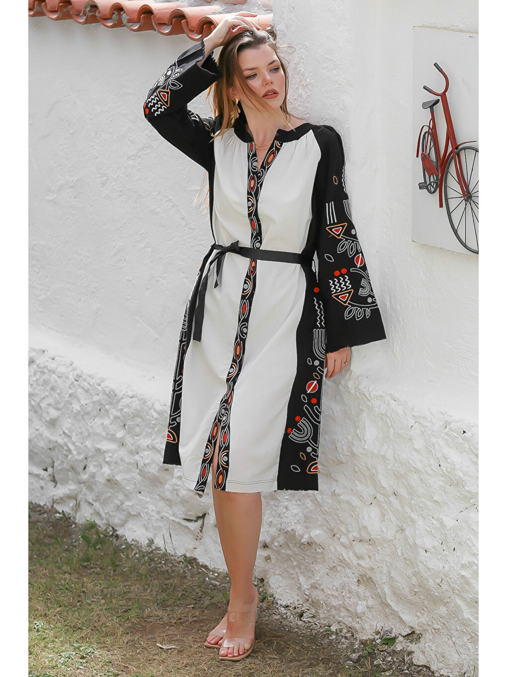 Beyaz-Siyah Hakim Yaka Uzun Kol Düğmeli Kemerli Nakışlı Dokuma Casual Elbise-5