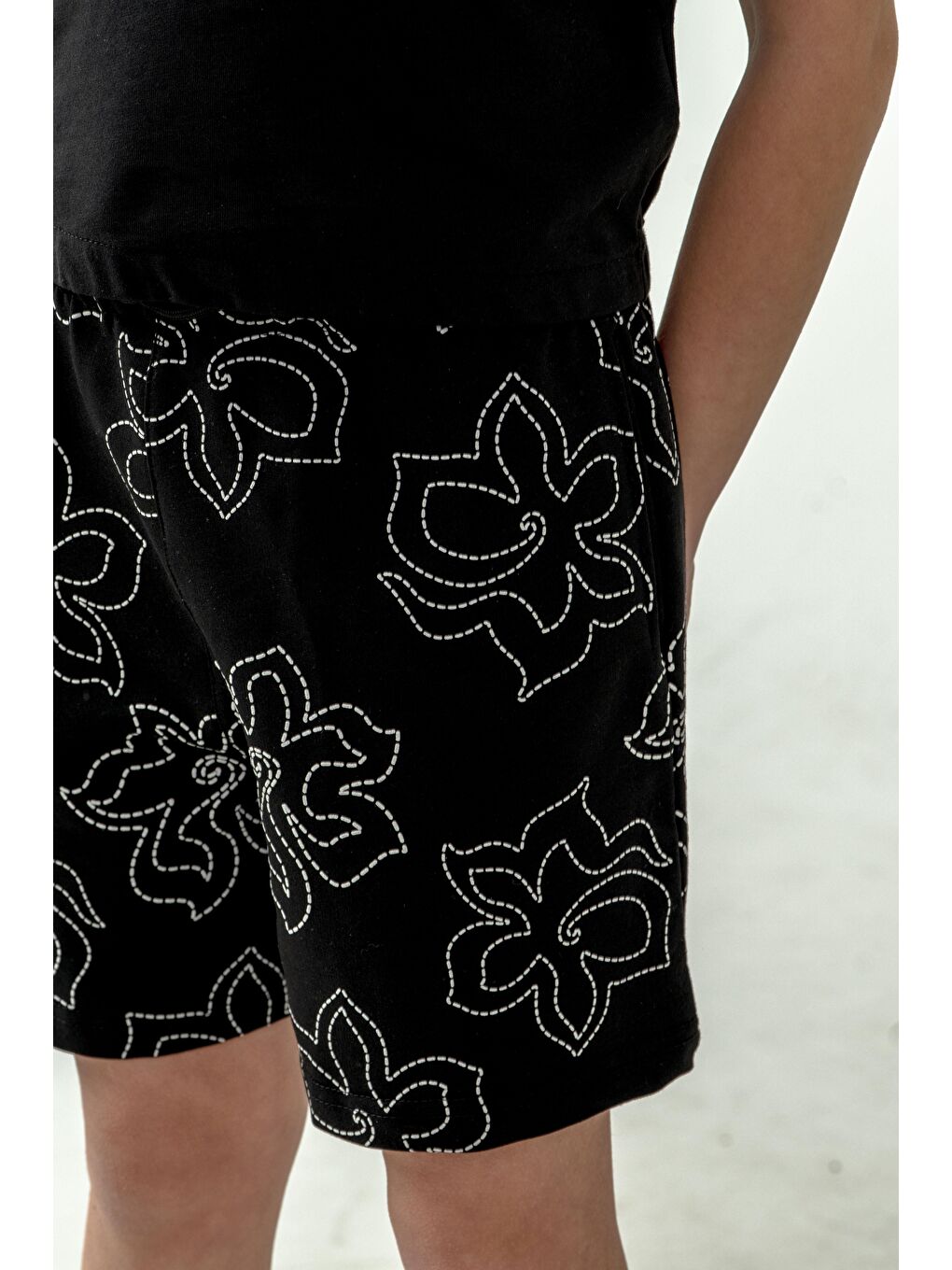 Siyah Üst Sol Omuz Baskılı Alt Tüm Alan Baskılı Kız Çocuk Şort - Tişört Takımı-6