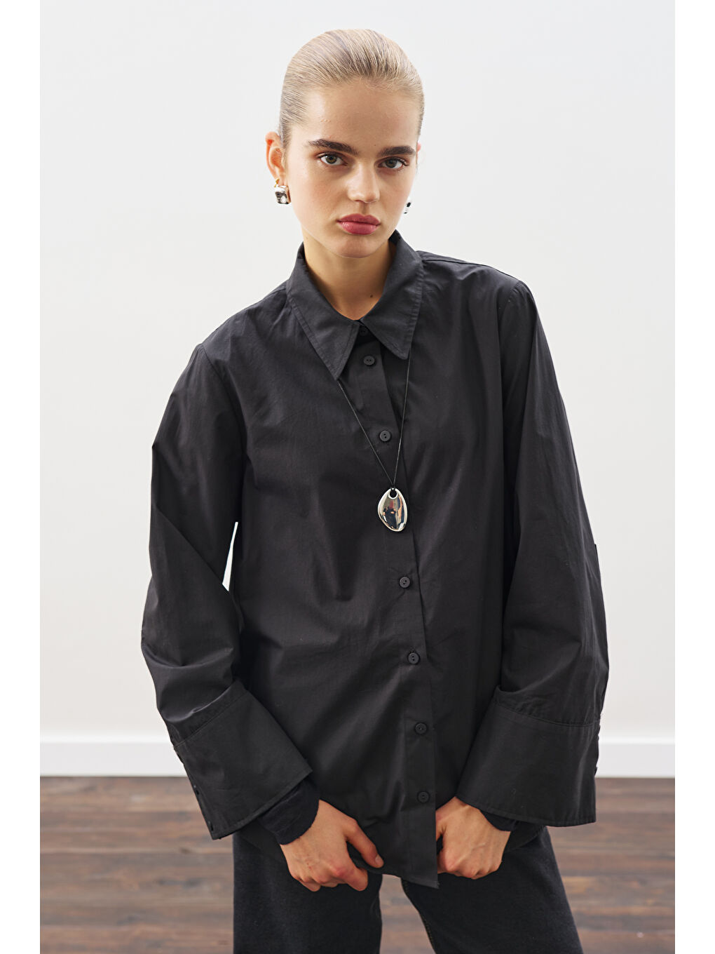 Geniş Manşetli Klasik Gömlek Siyah-3