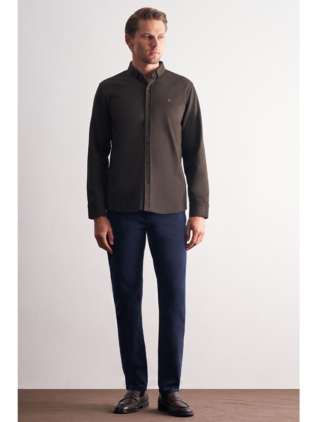 Kahverengi Smart Düğmeli Yaka Uzun Kol Cepsiz Slim Fit Casual Gömlek 1004255170-1