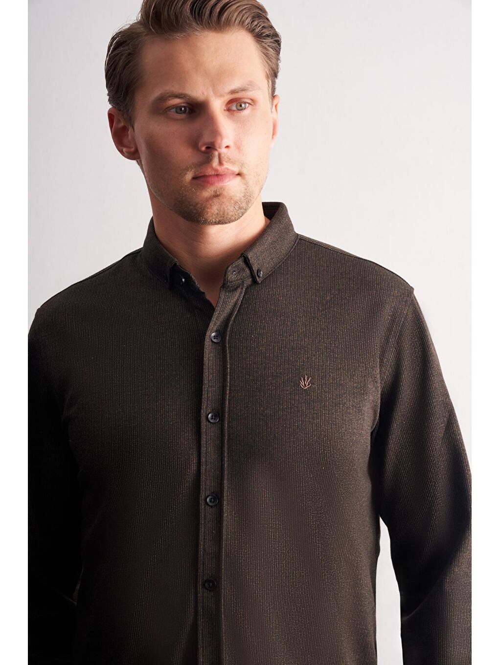 Kahverengi Smart Düğmeli Yaka Uzun Kol Cepsiz Slim Fit Casual Gömlek 1004255170-3