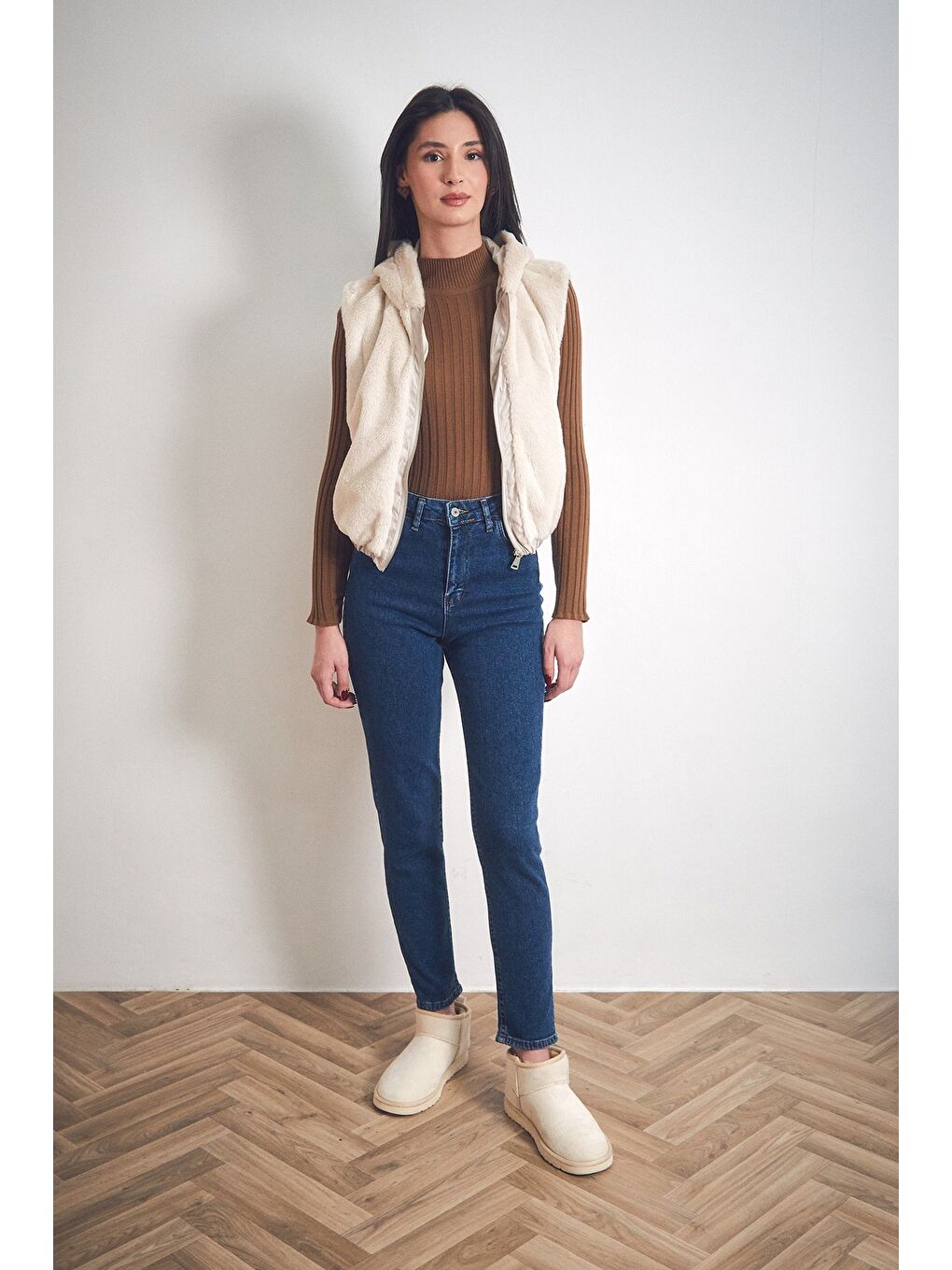 Bej Basic Beli Lastikli Kapüşonlu Pelüş Yelek-2