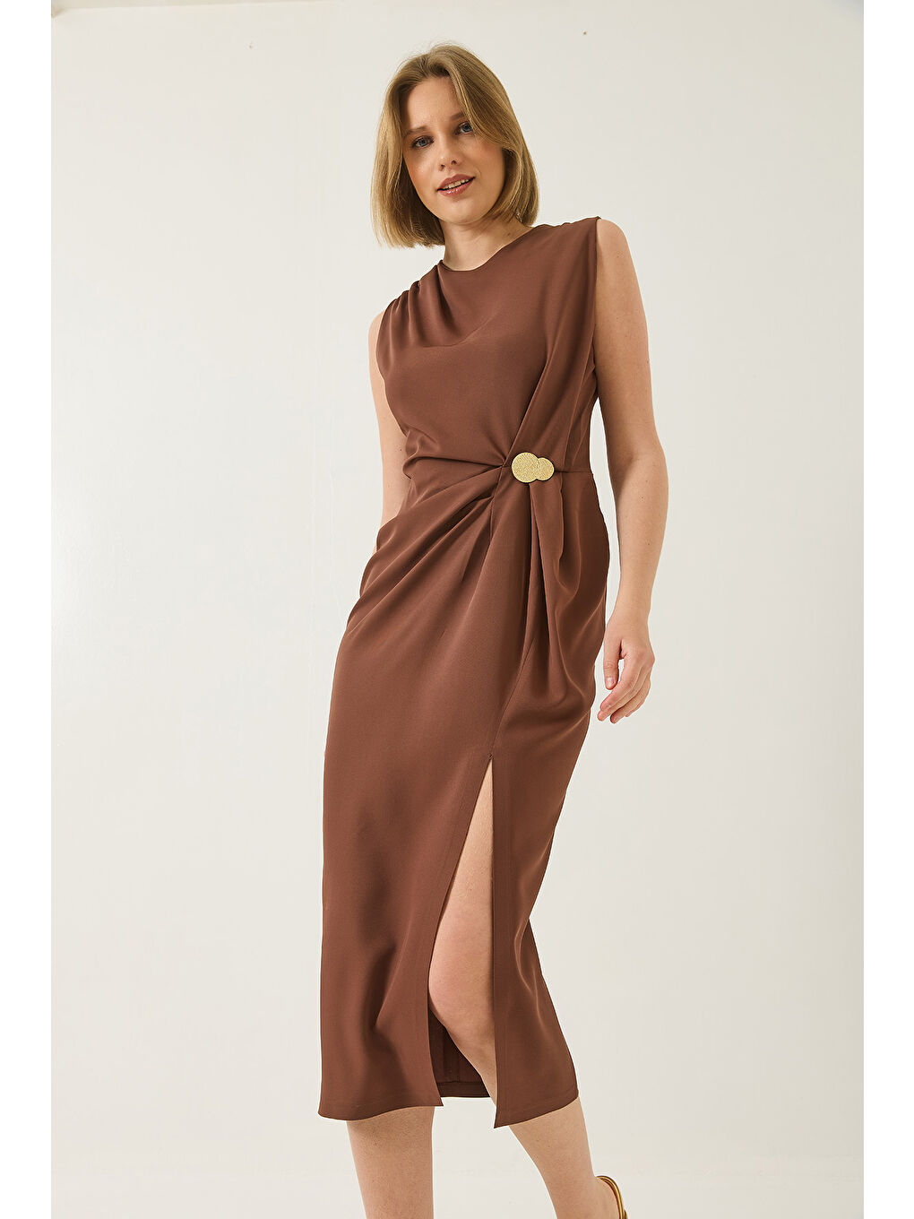 Kahverengi Kadın Gold Aksesuar Detaylı Drapeli Yırtmaçlı Elbise DF-2