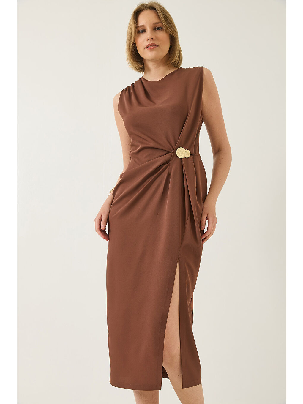 Kahverengi Kadın Gold Aksesuar Detaylı Drapeli Yırtmaçlı Elbise DF-3