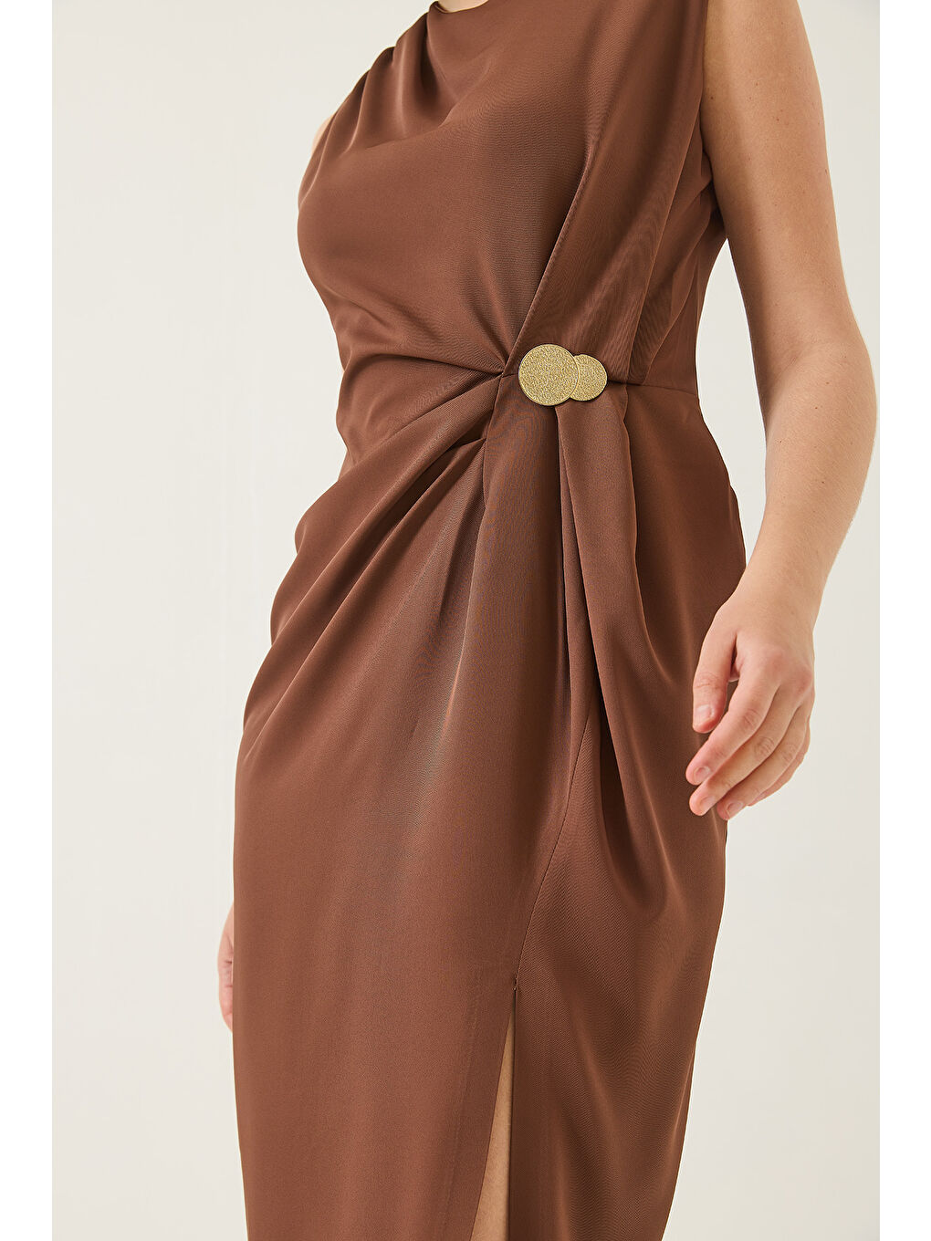 Kahverengi Kadın Gold Aksesuar Detaylı Drapeli Yırtmaçlı Elbise DF-4
