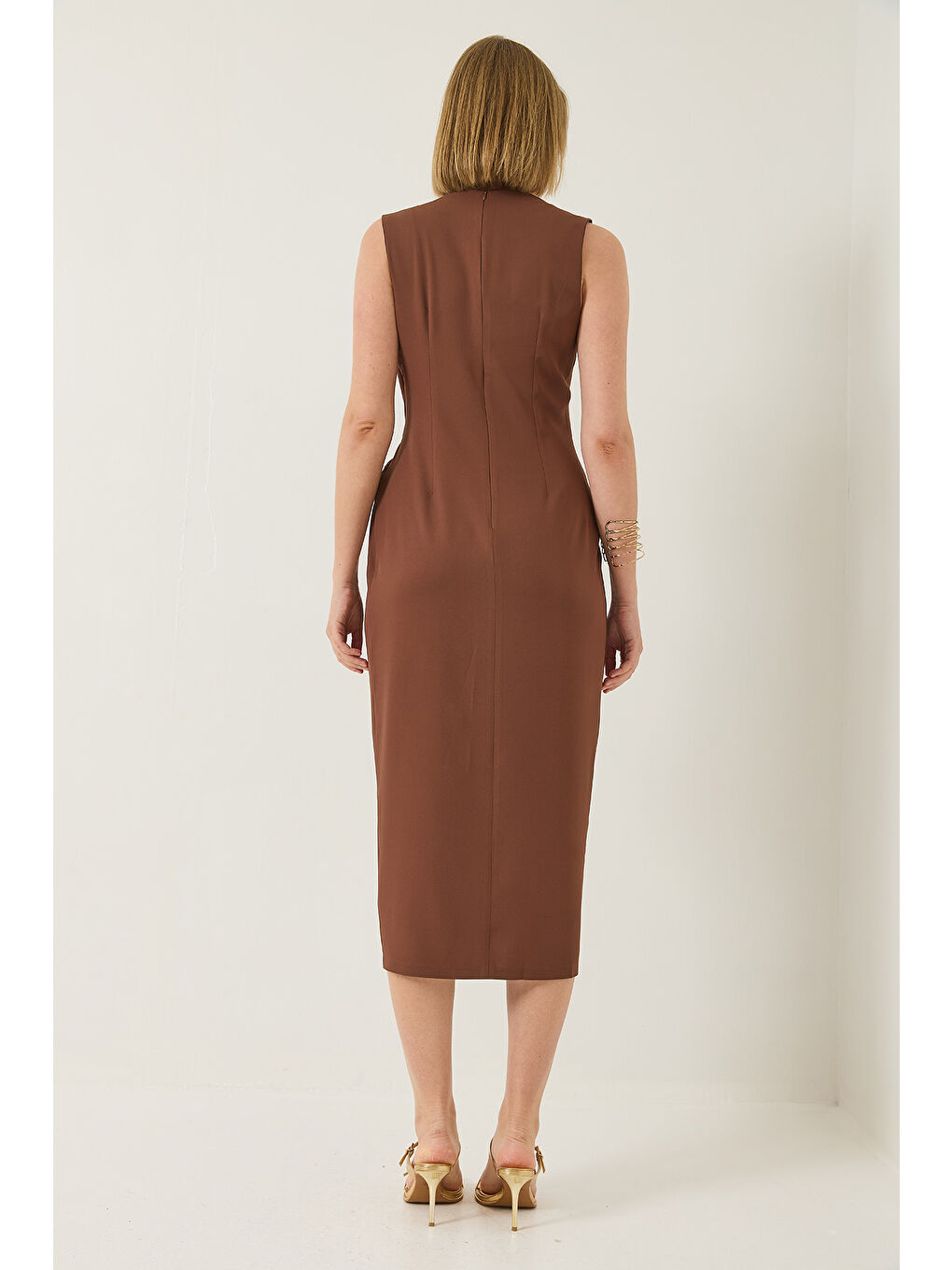 Kahverengi Kadın Gold Aksesuar Detaylı Drapeli Yırtmaçlı Elbise DF-5