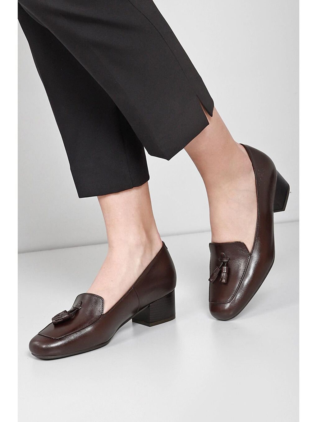 Kahverengi KOYU KAHVE  Hakiki Deri Küt Burun Kısa Kalın Topuklu Püsküllü Kadın Ayakkabı 13313-1