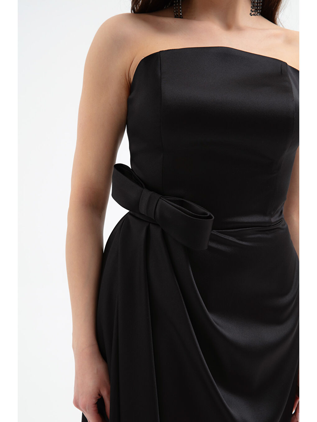 Kadın Siyah Straplez Yaka Kuyruklu Saten Abiye Elbise-3