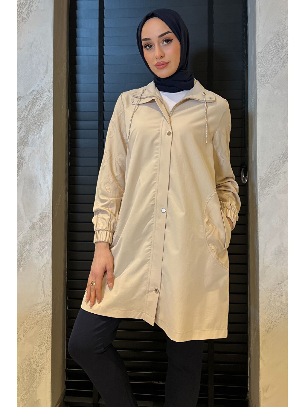 Bej Kadın Kol İşleme Detaylı Cepli Tesettür Trençkot-3