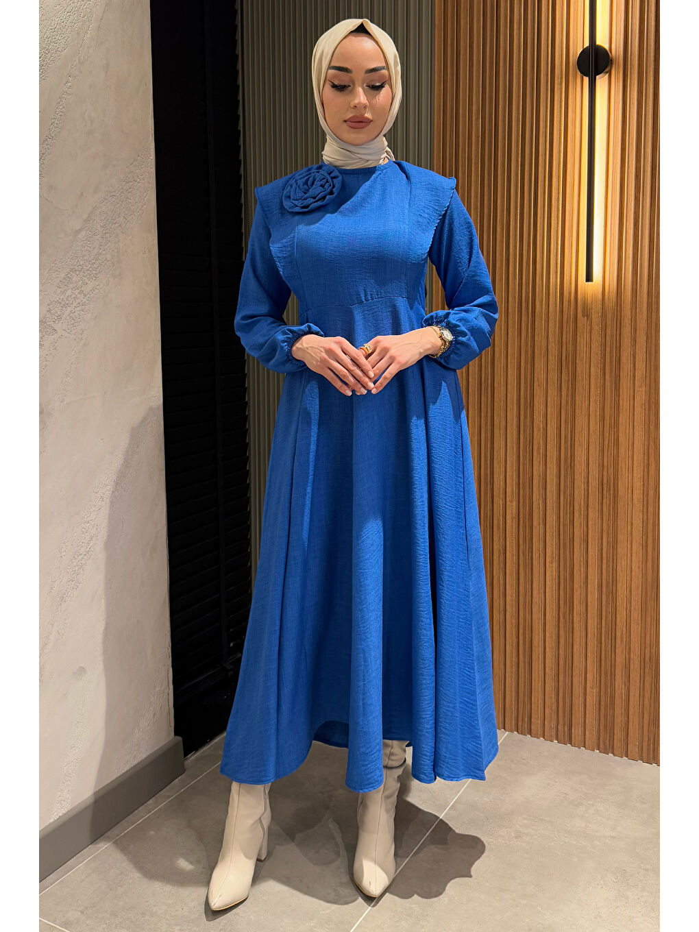 Mavi Gül Detaylı Tesettür Kloş Elbise-3