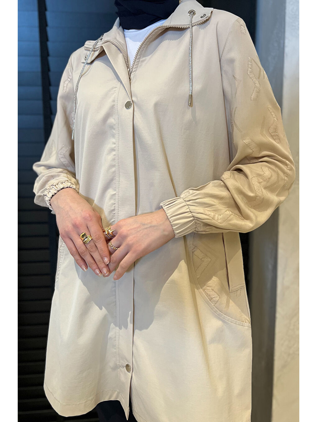 Bej Kadın Kol İşleme Detaylı Cepli Tesettür Trençkot-4