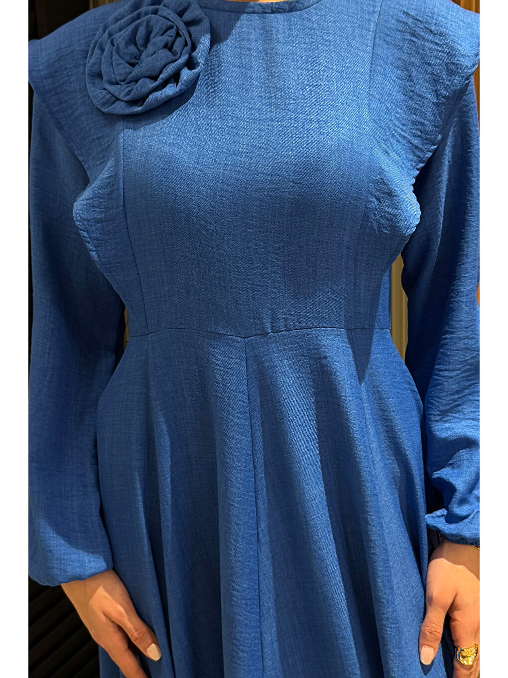 Mavi Gül Detaylı Tesettür Kloş Elbise-4