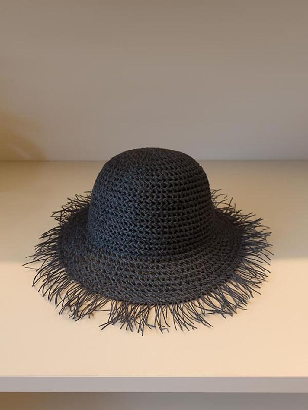 Siyah Doğal Dokulu El Örgüsü Hasır Şapka - Kenarları Püsküllü Geniş Kenar, Yazlık Aksesuar HSR2097